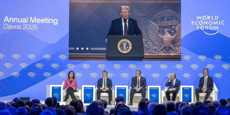 “Vengan a producir en EU” o “tendrán que pagar aranceles”: Trump en Davos
