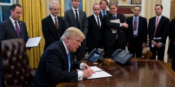 Ya es official, Trump firma órdenes que imponen aranceles a importaciones de México, Canadá y China