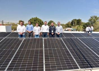 Equipa Toño Astiazarán con paneles solares comandancias del Poblado Miguel Alemán y Kino y entrega instalaciones para bomberos