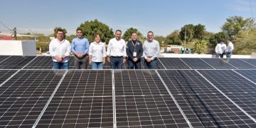 Equipa Toño Astiazarán con paneles solares comandancias del Poblado Miguel Alemán y Kino y entrega instalaciones para bomberos
