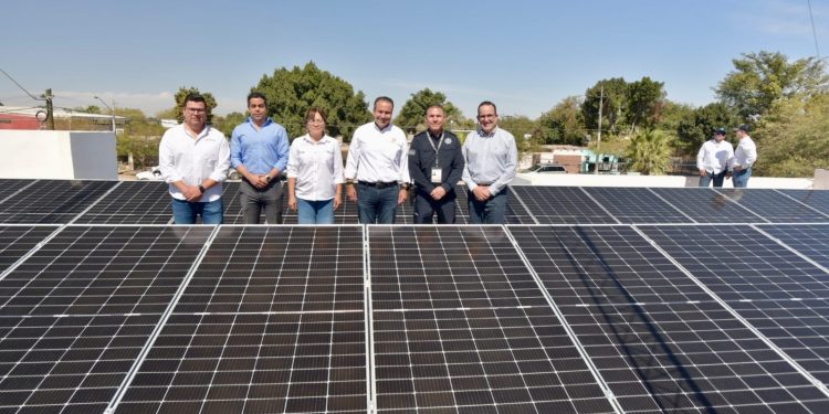 Equipa Toño Astiazarán con paneles solares comandancias del Poblado Miguel Alemán y Kino y entrega instalaciones para bomberos