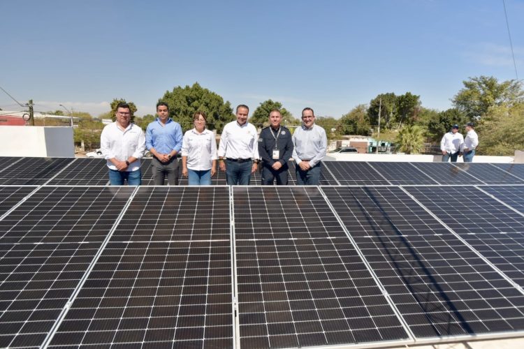 Equipa Toño Astiazarán con paneles solares comandancias del Poblado Miguel Alemán y Kino y entrega instalaciones para bomberos