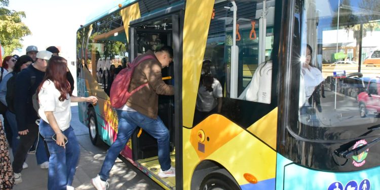 Destacan jóvenes universitarios sustentabilidad de transporte eléctrico H Bus