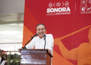 Gobernador Durazo beneficia a más de 600 jóvenes con estímulos académicos y deportivos
