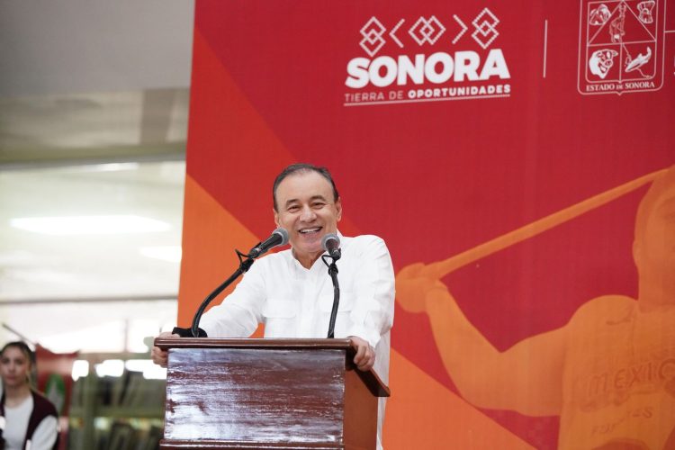 Gobernador Durazo beneficia a más de 600 jóvenes con estímulos académicos y deportivos