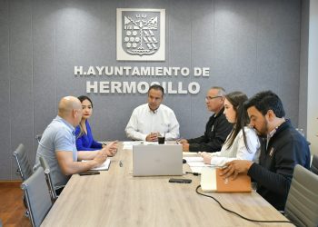 Entrega Toño Astiazarán apoyos a deportistas que participarán en competencias