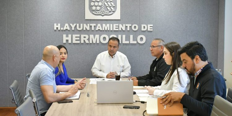 Entrega Toño Astiazarán apoyos a deportistas que participarán en competencias