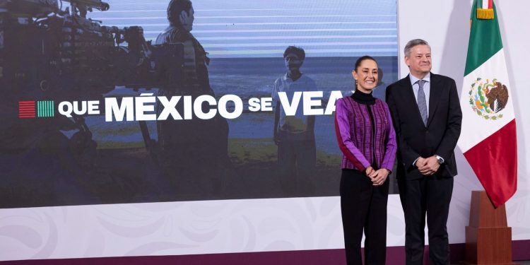CEO de Netflix anuncia inversión de mil millones de dólares en México