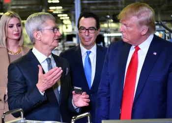 Trump dijo que Cook trasladará la producción de Apple de México a Estados Unidos