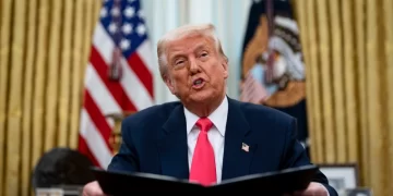 Amaga Trump con mayores aranceles a UE y Canadá si colaboran para “hacer daño” a EU