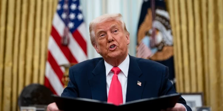 Amaga Trump con mayores aranceles a UE y Canadá si colaboran para “hacer daño” a EU