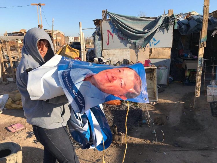 Lonas de campaña encuentran nuevo propósito: Cuauhtémoc González las dona a quienes más las necesitan