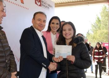 Gobernador Durazo beneficia con beca universal a más de tres mil estudiantes de secundaria