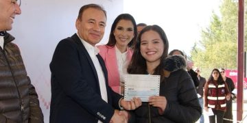 Gobernador Durazo beneficia con beca universal a más de tres mil estudiantes de secundaria
