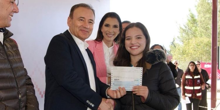 Gobernador Durazo beneficia con beca universal a más de tres mil estudiantes de secundaria