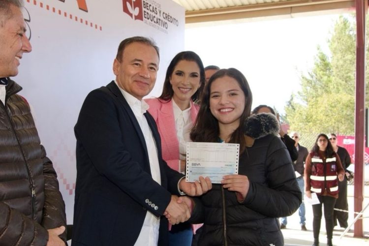 Gobernador Durazo beneficia con beca universal a más de tres mil estudiantes de secundaria