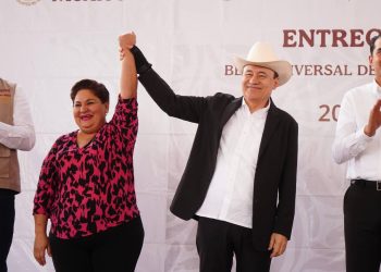 Gobernador Durazo entrega a más de 760 estudiantes de secundaria Beca Universal Rita Cetina