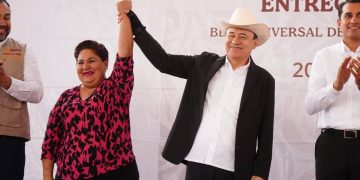 Gobernador Durazo entrega a más de 760 estudiantes de secundaria Beca Universal Rita Cetina