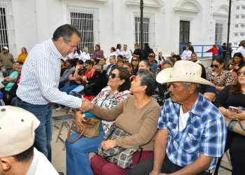 Apoya Toño Astiazarán a familias con títulos de propiedad de sus viviendas