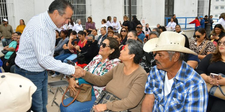Apoya Toño Astiazarán a familias con títulos de propiedad de sus viviendas