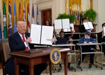 Trump firma una orden ejecutiva para reducir el departamento de educación