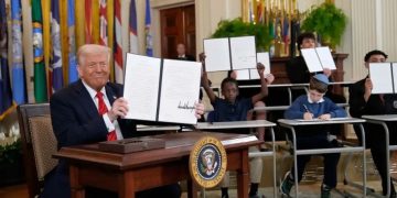 Trump firma una orden ejecutiva para reducir el departamento de educación