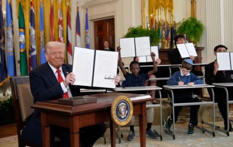 Trump firma una orden ejecutiva para reducir el departamento de educación