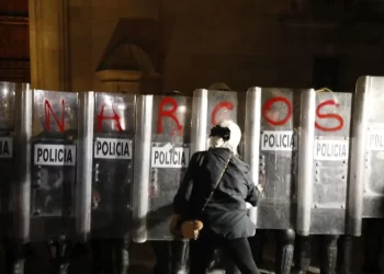 Rinden luto nacional por víctimas de Teuchitlán en el Zócalo de CDMX