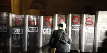 Rinden luto nacional por víctimas de Teuchitlán en el Zócalo de CDMX