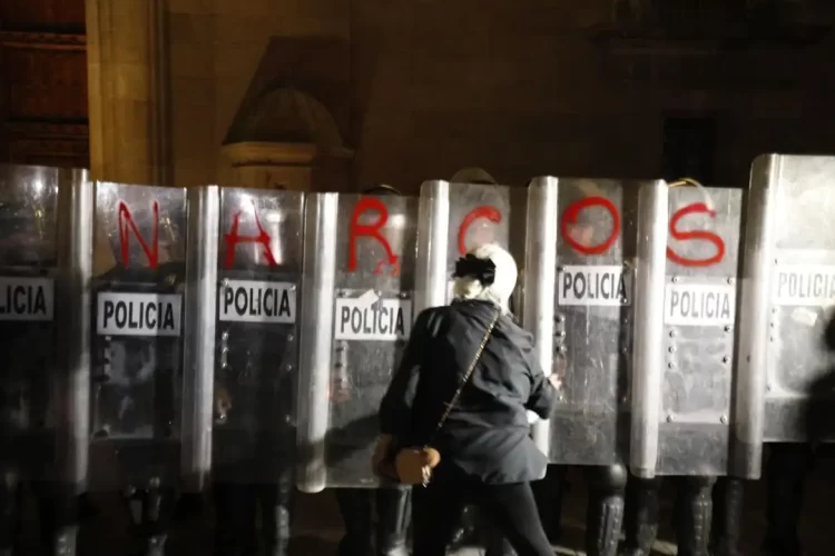 Rinden luto nacional por víctimas de Teuchitlán en el Zócalo de CDMX