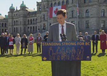 Eby afirma que la Columbia Británica planea cobrar peajes a los camiones que viajan de Canada a Alaska