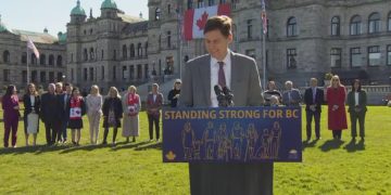 Eby afirma que la Columbia Británica planea cobrar peajes a los camiones que viajan de Canada a Alaska