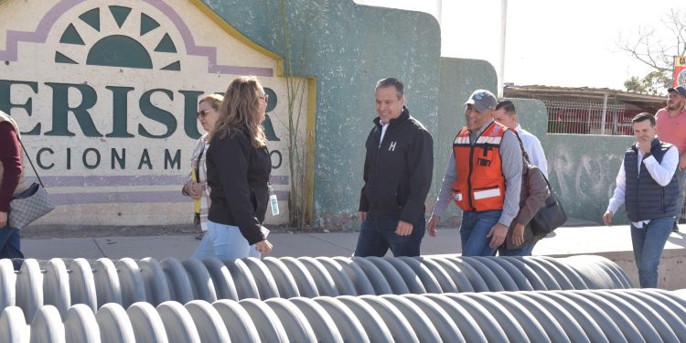 Verifica Toño Astiazarán avances en crucero de concreto de la colonia Perisur