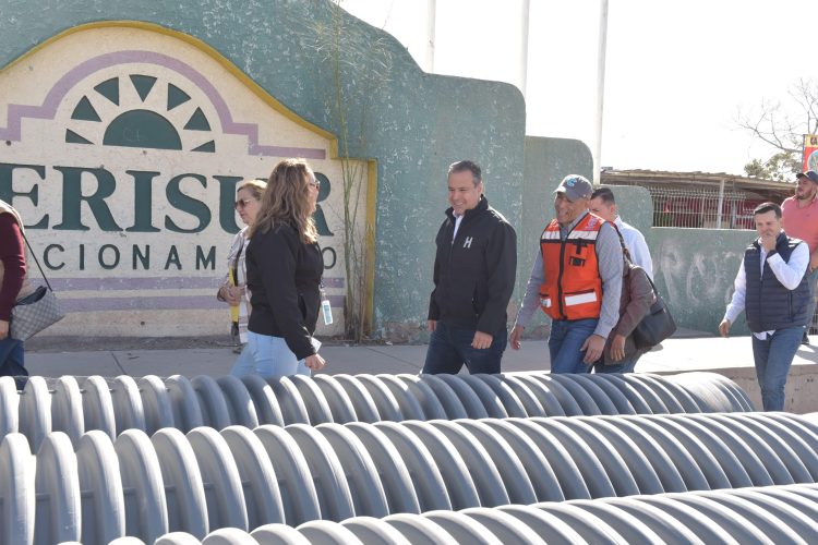 Verifica Toño Astiazarán avances en crucero de concreto de la colonia Perisur