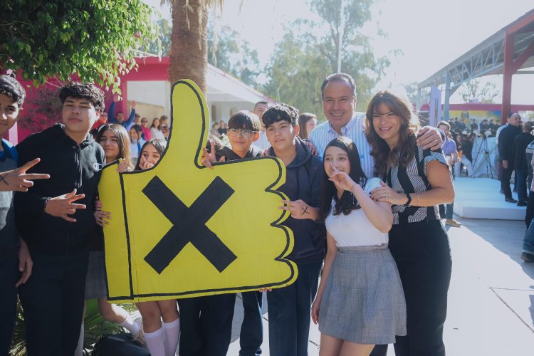 Llevan Toño Astiazarán y Patty Ruibal programa Advertencia contra las adicciones a jóvenes de la secundaria No. 8