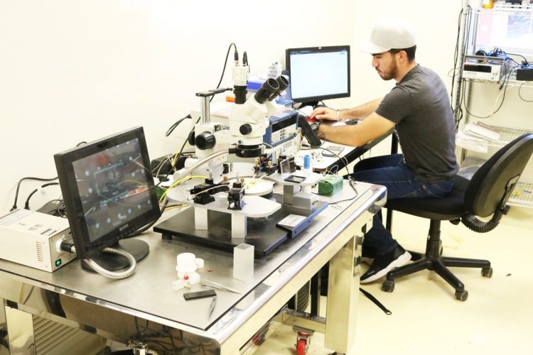Gobernador Durazo fortalece especialización de jóvenes universitarios en semiconductores con infraestructura de alta tecnología