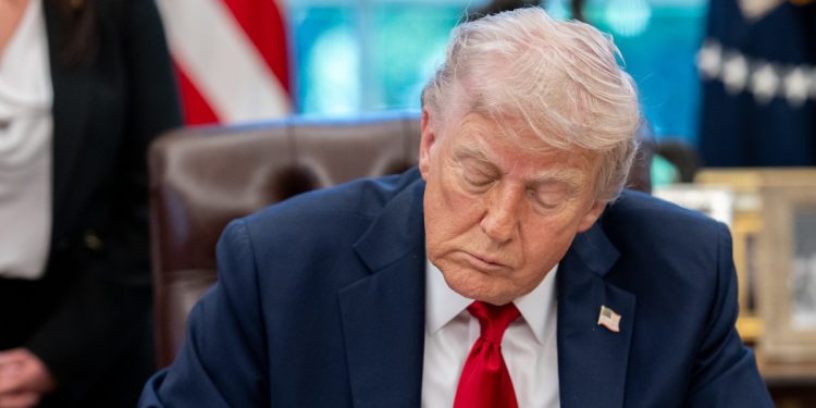 Votantes de EU ven “caóticos” y “aterradores” los primeros meses de Trump: NYT/Siena