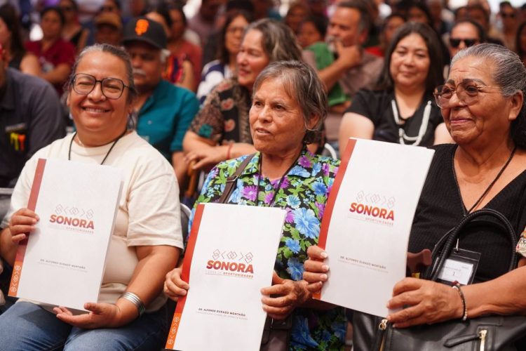 Entrega Gobernador Durazo escrituras a 250 familias de Hermosillo para garantizar certeza patrimonial