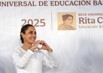 Fomenta Presidenta Sheinbaum permanencia escolar en Sonora; continúa entrega de tarjetas a estudiantes de preparatoria en Sonora