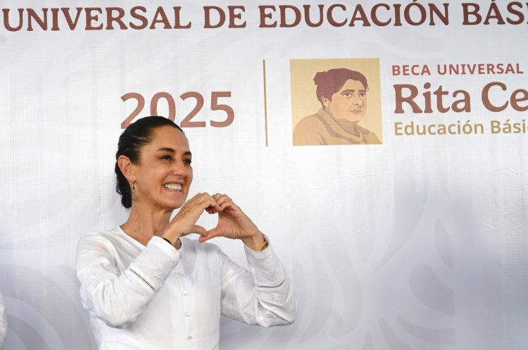 Fomenta Presidenta Sheinbaum permanencia escolar en Sonora; continúa entrega de tarjetas a estudiantes de preparatoria en Sonora