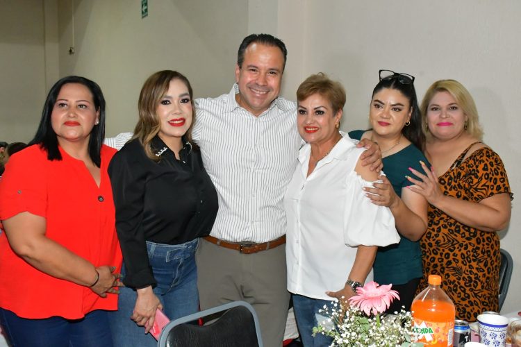 Reconoce Toño Astiazarán a madres trabajadoras del Municipio en su día