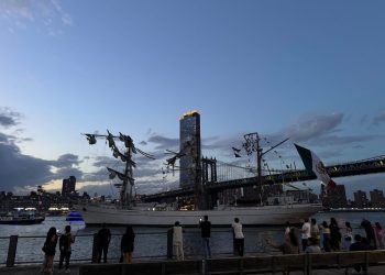 Buque Cuauhtémoc de la Marina choca con puente de Brooklyn, en Nueva York; hay 22 heridos