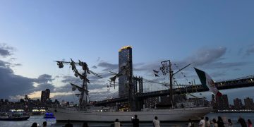 Buque Cuauhtémoc de la Marina choca con puente de Brooklyn, en Nueva York; hay 22 heridos
