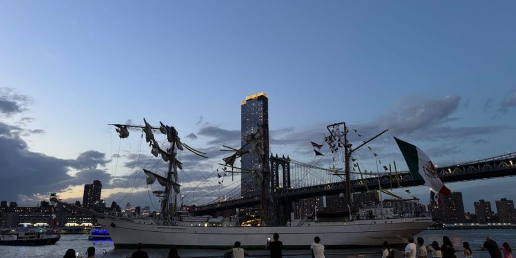 Buque Cuauhtémoc de la Marina choca con puente de Brooklyn, en Nueva York; hay 22 heridos
