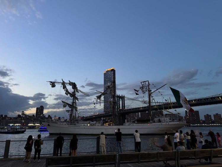 Buque Cuauhtémoc de la Marina choca con puente de Brooklyn, en Nueva York; hay 22 heridos