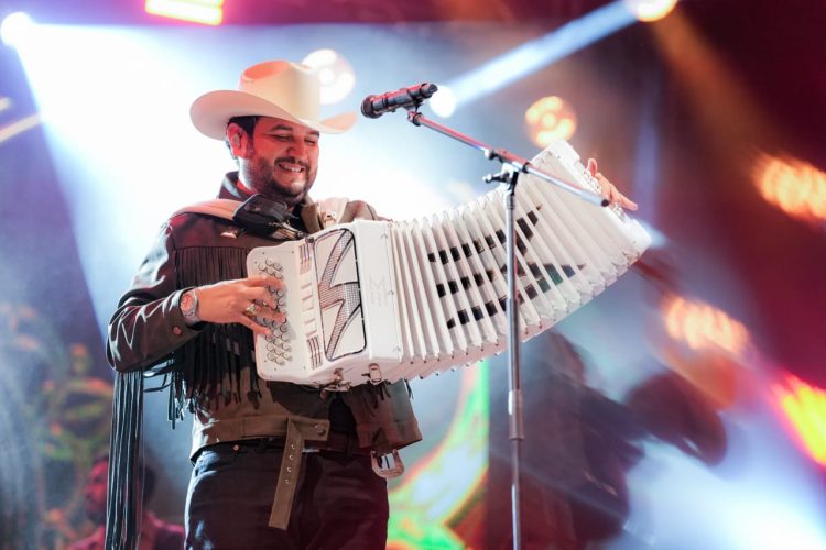 Cierra Eden Muñoz con broche de oro las Fiestas del Pitic 2025 ante 70 mil personas