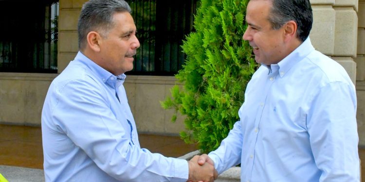 Entrega Antonio Astiazarán vehículo eléctrico a ganador del sorteo “En la H Cumpliendo ganas”