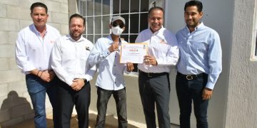 Entrega Toño Astiazarán las primeras tres viviendas de Sello H que cuentan con paneles solares