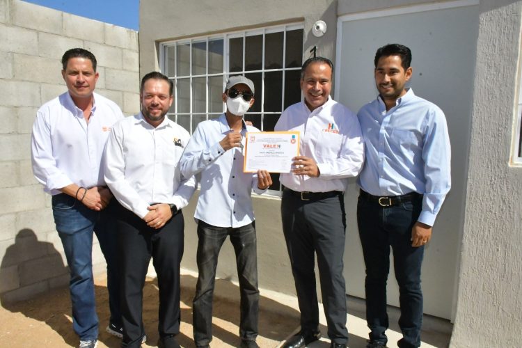 Entrega Toño Astiazarán las primeras tres viviendas de Sello H que cuentan con paneles solares