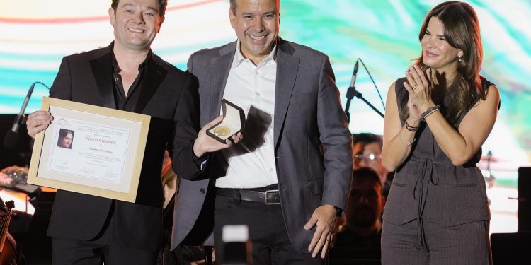 Entrega Toño Astiazarán medalla Emiliana de Zubeldía al tenor sonorense Arturo Chacón